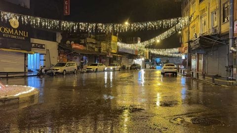 Kilis’te sağanak yolları suyla kapladı