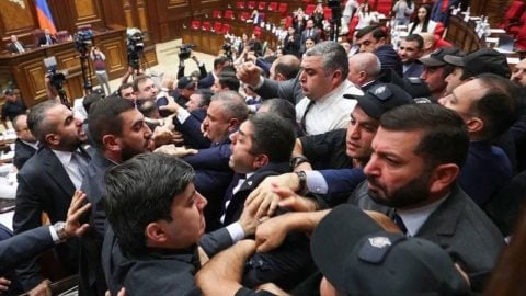 Kiminin burnu kanadı, kiminin elbiseleri yırtıldı: Ermeni Meclisinde boks maçı!