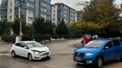 Kontrolsüz kavşakta iki otomobil çarpıştı! Araçtaki çocuk yaralandı