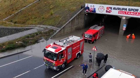 Kurtarma ekibi de mahsur: İBB sorumluluğundaki geçit havuza döndü