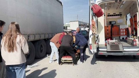 Kütahya’da korkunç kaza! Tır dorsesinin altına giren otomobil hurdaya döndü: 1 yaralı