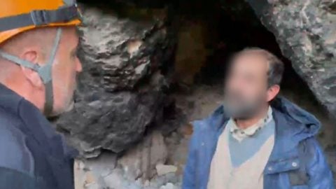 Mağarada yaşayan adamı görünce şaşırdılar! Şehre dönmeyi reddedince bakın ne yaptılar