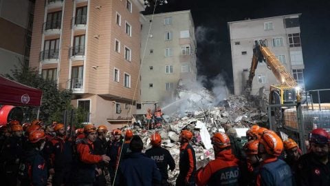 Maltepe’de enkazdaki 2 kişi aranıyor: 774 personel görev başında