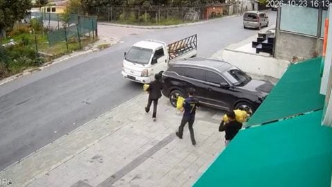 Marketin önüne kamyonetle geldiler! Yaklaşık 200 kilo patatesi çalıp böyle kaçtılar