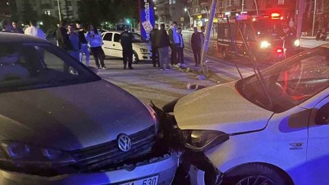 Niğde’de kontrolden çıkan otomobil iki yere çarptı: Sürücü yaralandı