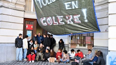 O ülkede öğrenci eylemleri büyüyor! Okul girişini kapatıp dersleri durdurdular