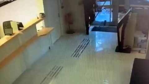 Önce telefoncuyu soydu, sonra bankaya girdi! Her yeri aradı ama eli boş çıktı
