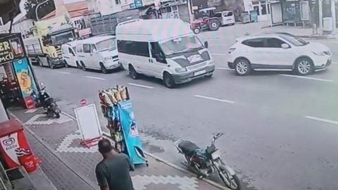 Önündeki araçları geç fark etti! 4 aracın karıştığı zincirleme kaza kamerada