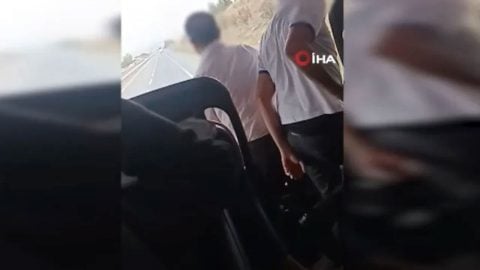 Otobüsteki onlarca yolcunun canıyla oynadılar! Seyir halindeyken şoför değişimi!