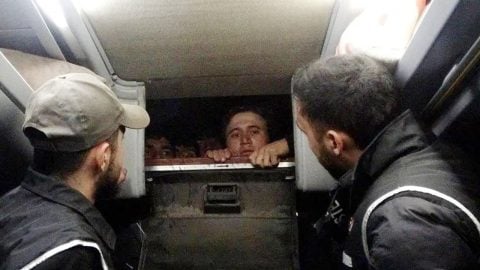 Otobüsün gizli bölmesinden 20 kaçak göçmen çıktı: 2 kişi tutuklandı