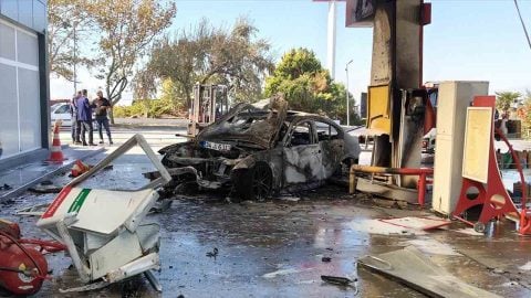 Otomobil akaryakıt pompasına çarptı: Alev alan araçta 2 kişi yaralandı