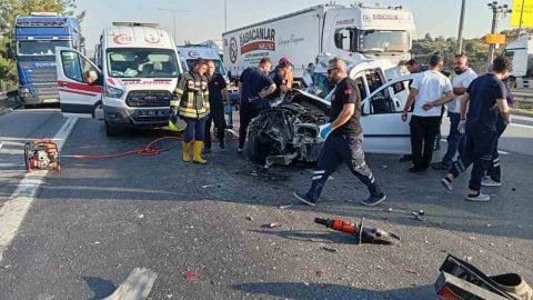 Otoyolda can pazarı: Tıra çarpan araçta 2 kişi hayatını kaybetti