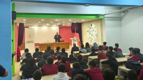 Peygamber Efendimiz’in hayatını örnek alın!  Van’da lise gençliğine güzel ahlak konferansı