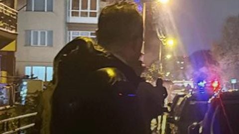 Rahatlığın bu kadarına pes: Yanan arabasını sigara içerek izledi!