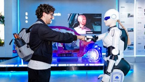 Robotaksi, uçan araç ve megavat şarj aynı zirvede