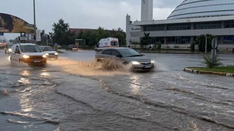 Sağanak Erzincan’ı vurdu!