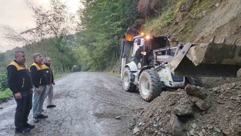 Sağanak heyelanı tetikledi: Köy yolu ulaşıma kapandı