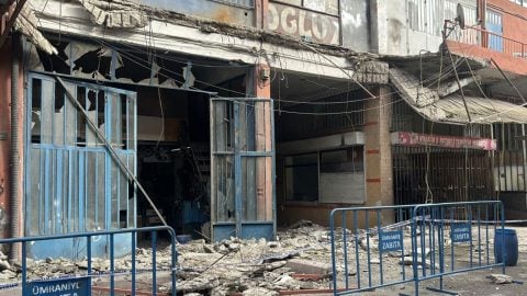 Sanayi sitesinde balkon çöktü: Yaralılar var