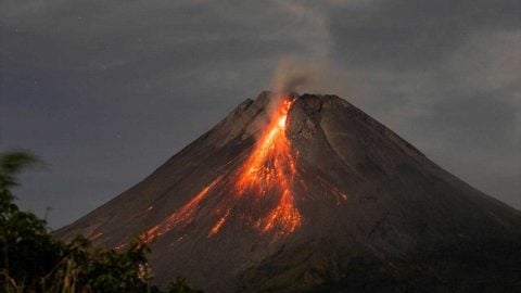 Semeru Yanardağı yeniden patladı