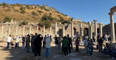 'Sesler yoktu ama sevgi vardı': İşitme engelli gençler İzmir'i gezdi