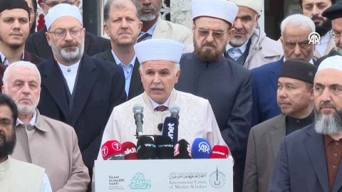 Siyonist çete ve Batılı odaklara Ayasofya önünde tarihi tokat! İslam dünyasının dev zirvesinden ümmete birlik, mazlumlara kıyam çağrısı!