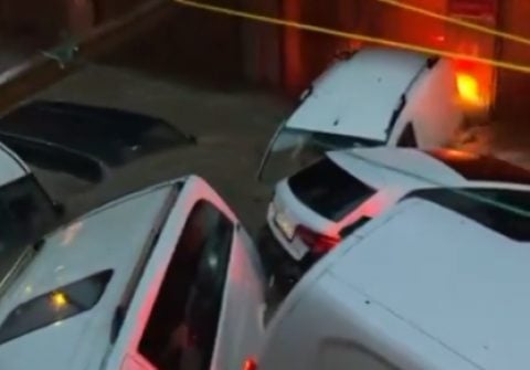 Sokak adeta nehre döndü! Şiddetli sel tüm araçları önüne katarak sürükledi!