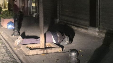 Sokak ortasında alkol rezaleti! Sarhoş şahıs iki kez bayıldı, halk panikledi
