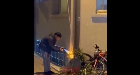 Sorumsuzlukta son nokta! İstanbul Fatih'te 13 yaşındaki çocuk bina doğal gaz borusunu çakmakla yakmaya çalıştı!