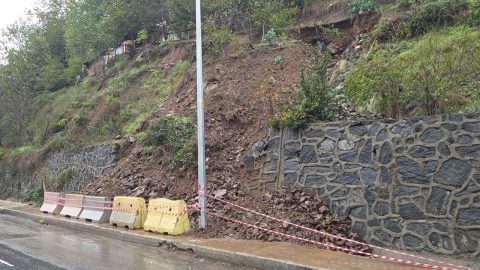 Sultangazi'de toprak kayması! Sağanak tarihi yapıya zarar verdi