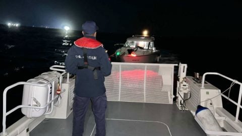 Sürüklenen teknedeki 3 kişiyi Sahil Güvenlik kurtardı