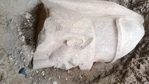 Tam 3 bin senelik olduğu düşünülüyor! Evinin önünde bulduğu taş binlerce yıllık sırrı açığa çıkardı
