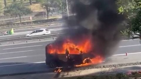 TEM Otoyolu'nda yanan hafif ticari araç kullanılamaz hale geldi