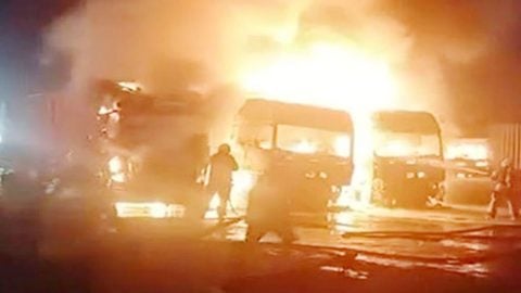 TIR garajı kundaklandı: 4 araç küle döndü