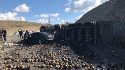 Tır ile otomobil çarpıştı: 4 kişi hayatını kaybetti