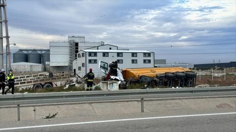 Tır kamyona arkadan çarptı: Ölü ve yaralılar var