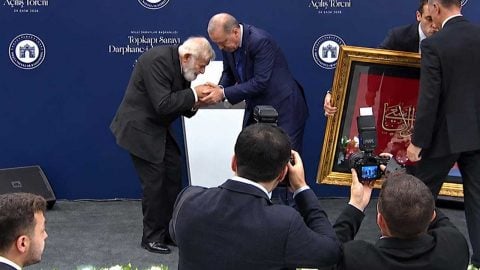 Törende dikkat çeken an! Cumhurbaşkanı Erdoğan izin vermedi