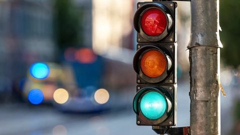 Trafik ışıklarına yeni bir renk geliyor