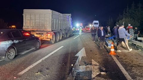 Traktör, minibüs ve iki otomobil birbirine girdi! Kütahya'da zincirleme kaza: 7 yaralı
