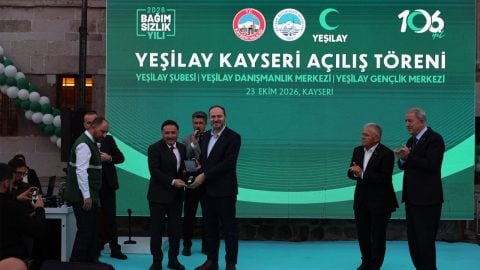 Vali Gökmen Çiçek’e Yeşilay’dan büyük onur: Üstün hizmet madalyası ile ödüllendirildi