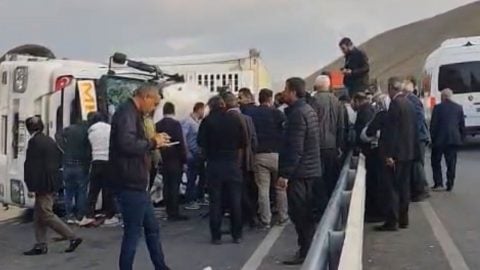 Van-Hakkari yolunda tır devrildi