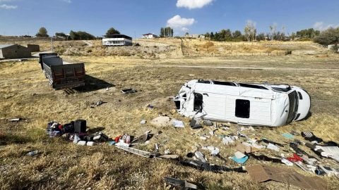 Van'da TIR, yolcu minibüsünü çarptı: 1 polis hayatını kaybetti, 10 kişi yaralandı