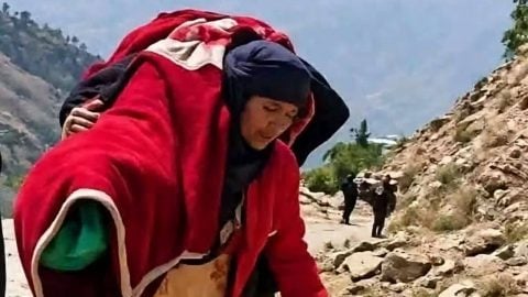Yemen'de savaşın kahreden yüzü... Kızının cenazesini sırtında taşıyan anne