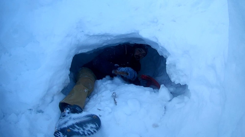 -25 derecede karın içinde geceyi geçirdiler 