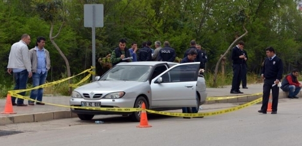 Cesedi yarı çıplak halde bulundu