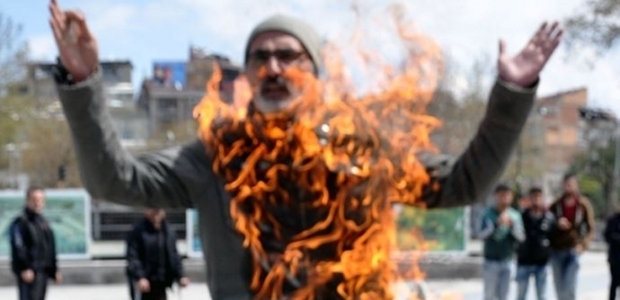 Kira borcu diyerek üçüncü kez kendini yaktı