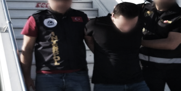 007 Erk Acerer'in yoldaşı Emre Olur böyle kıvırdı! ‘Tweetlerimi cahillikten attım’