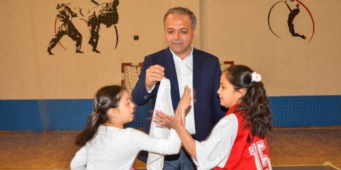 Başkan Üçok çocuklara mendil kapmaca oynattı