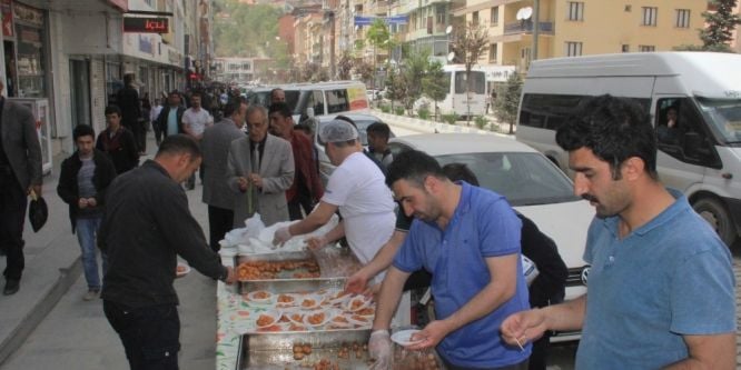 Hakkari’de 150 kilo tulumba tatlısı dağıtıldı