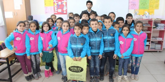 Hayırsever vatandaş öğrencilere hediyeler dağıttı