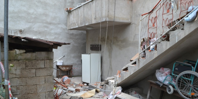 Balkon çöktü: 2 yaralı